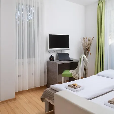 Sunny 121 With Private Access * Petrčane