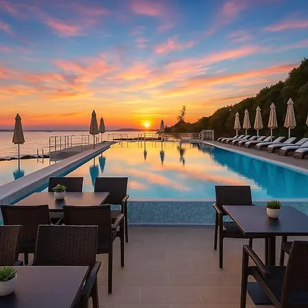 Sunny 121 With Private Access * Petrčane