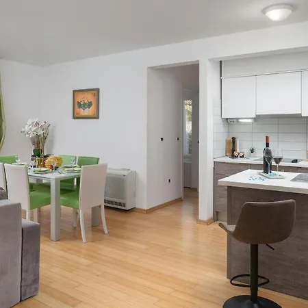 Sunny 121 With Private Access Apartment Petrčane