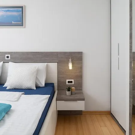 Apartment Sunny 121 With Private Access *