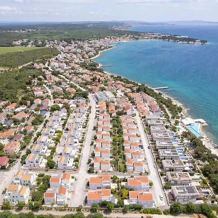 Sunny 121 With Private Access Apartment