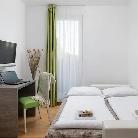 Apartment Sunny 121 With Private Access *