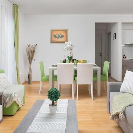 Sunny 121 With Private Access Apartment *