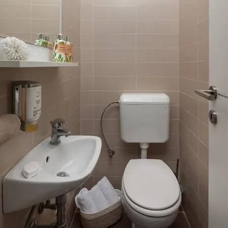 Apartment Sunny 121 With Private Access