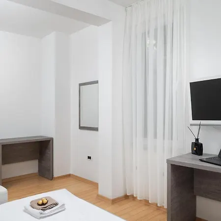 Sunny 121 With Private Access * Petrčane