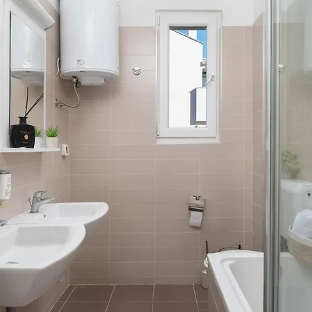Sunny 121 With Private Access Apartment *