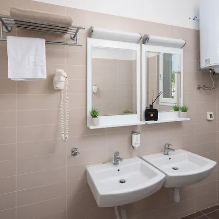 Sunny 121 With Private Access *